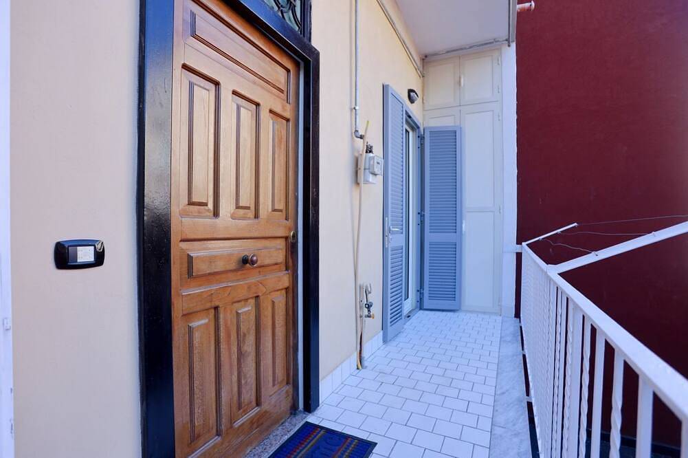 Apartamento entero, Guesthost - Charming 60 sqm apartment, ideal for up to 3 people, located on the first floor of a building without an elevator.The property is located in Pozzuoli, in a strategic position that allows easy access to the city center and the metro and train in Pozzuoli, Provincia de Nápoles