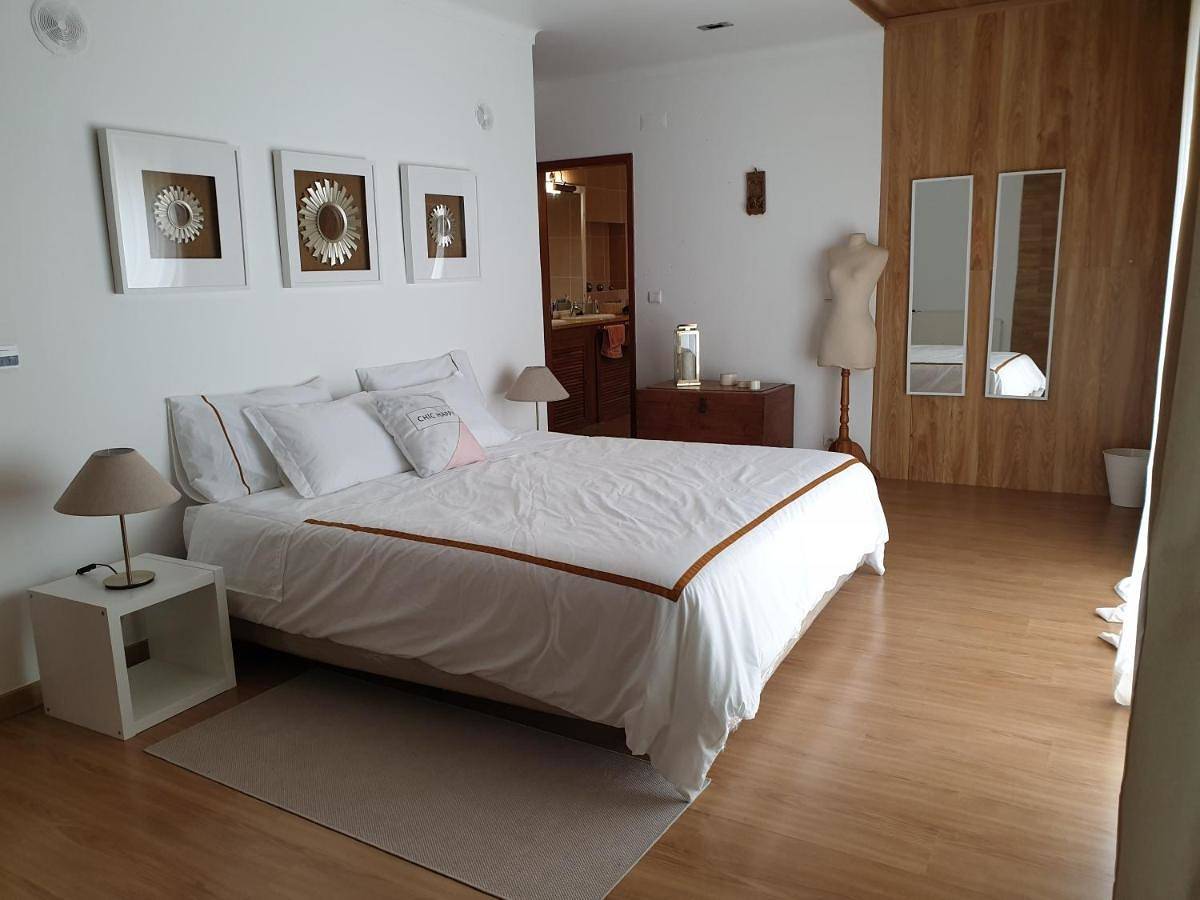 Six-Bedroom House in Aroeira, Corroios