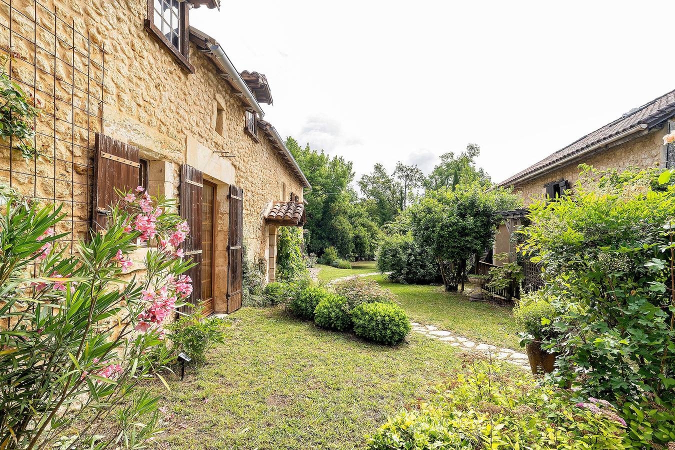 Gîte Les Loriots : terrasse privée, Wi-Fi et climatisation à Saint-Martin-des-Combes in Saint-Martin-des-Combes, Périgord Pourpre