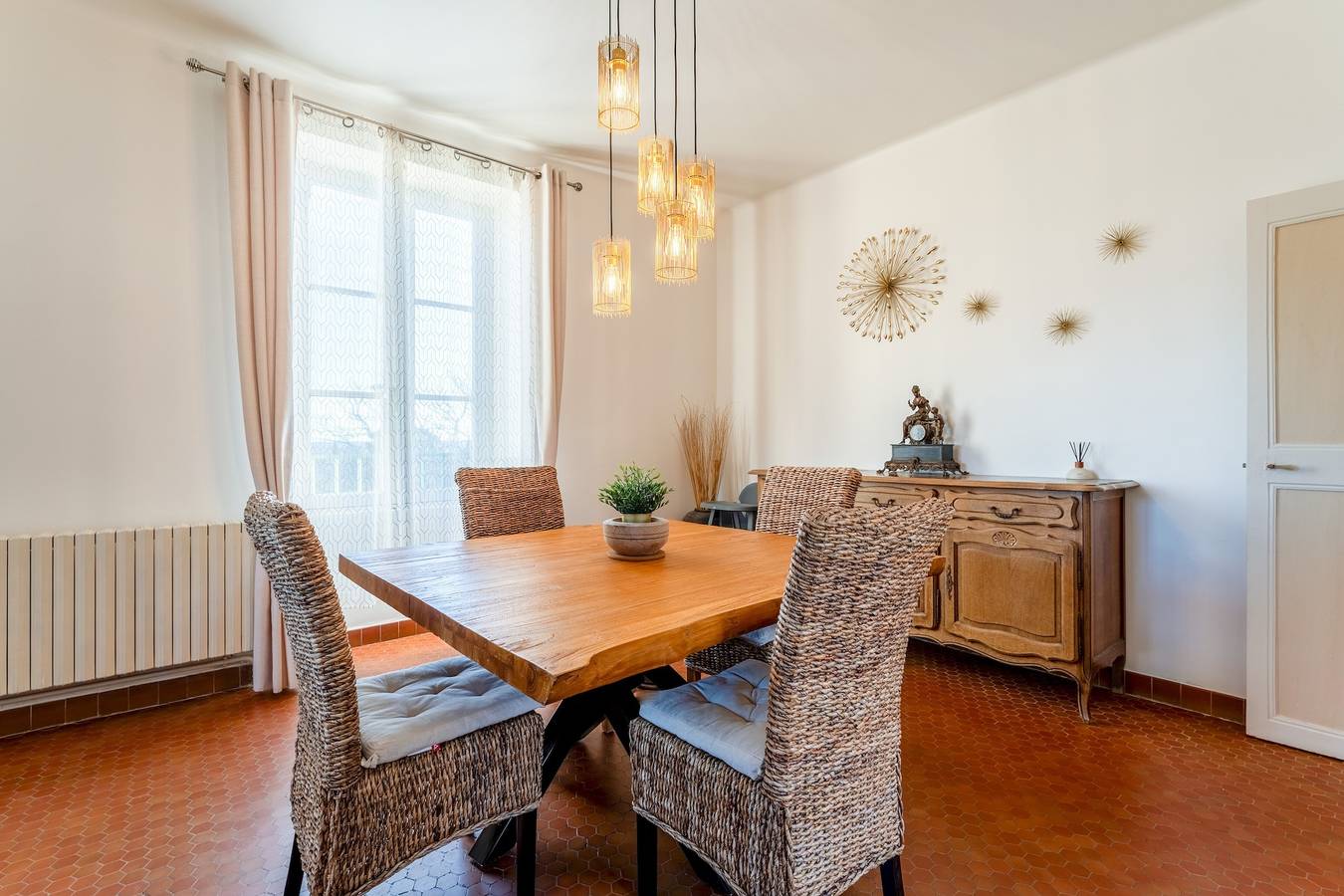 Entire apartment, T3 Apartment with Eure Valley View, Wi-Fi & Air Conditioning in Uzès, Nimes region