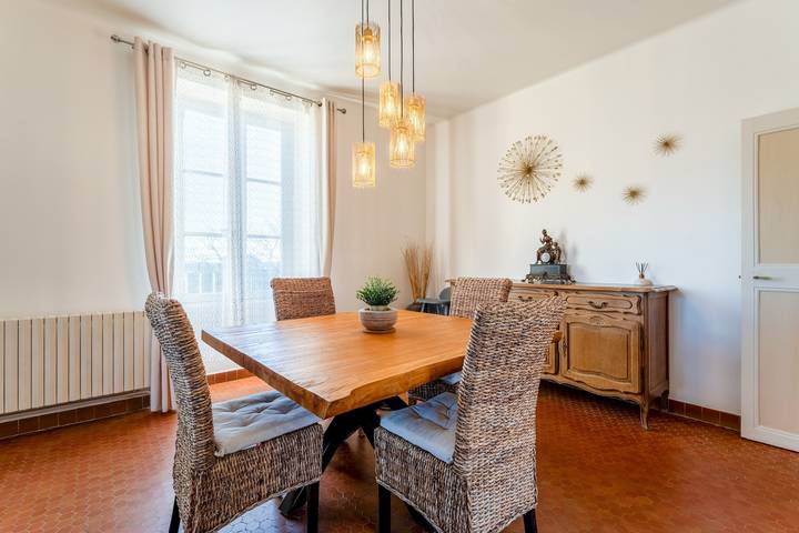 Entire apartment, T3 Apartment with Eure Valley View, Wi-Fi & Air Conditioning in Uzès, Nimes region