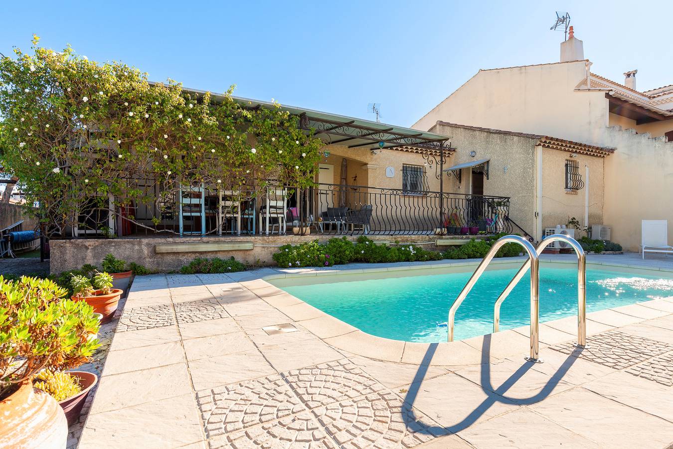 Bed and Breakfast 'Salamandre Chambre D'hote' with Shared Pool, Wi-Fi and Air Conditioning in Port-Saint-Louis-du-Rhône, Arles region