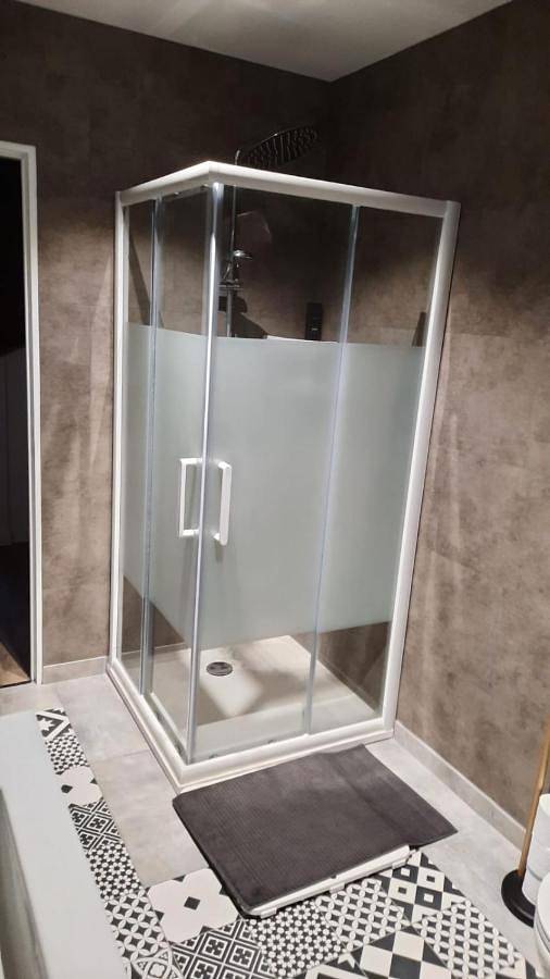 Double Room with Shared Bathroom in Reims, Marne