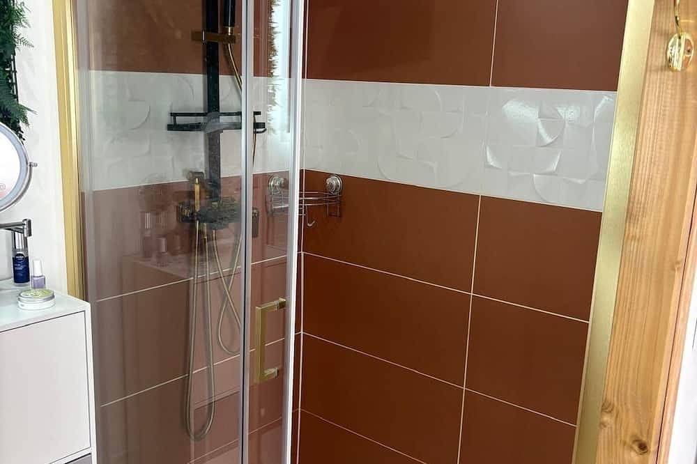 Chic getaway in Villa Lumina, 4/5 people. in Saint-Geniès-de-Comolas, Nimes region