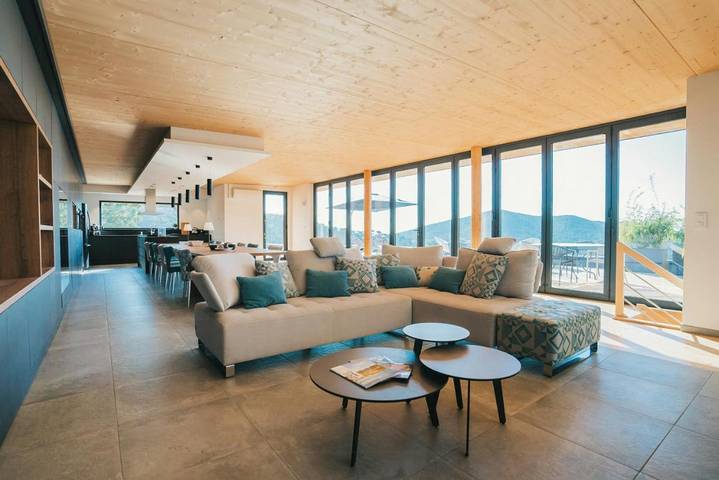 Location de vacances pour 13 personnes, avec terrasse ainsi que jardin et piscine dans Golf de Valcros - 3