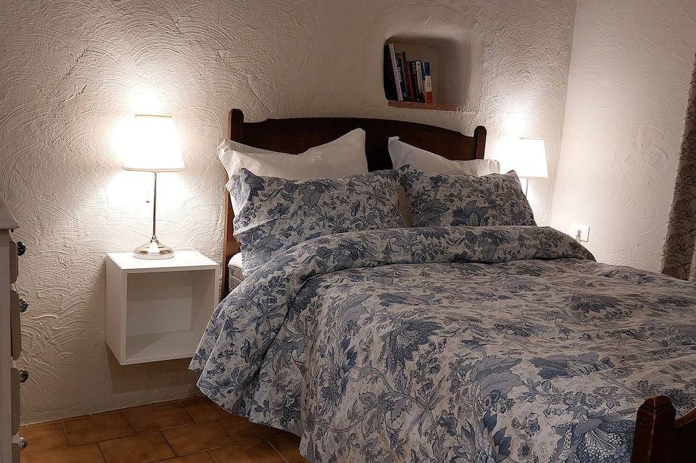 Apartamento entero, In the heart of a medieval French village. One bed apartment. Pet friendly in Cipières, Region de Cannes