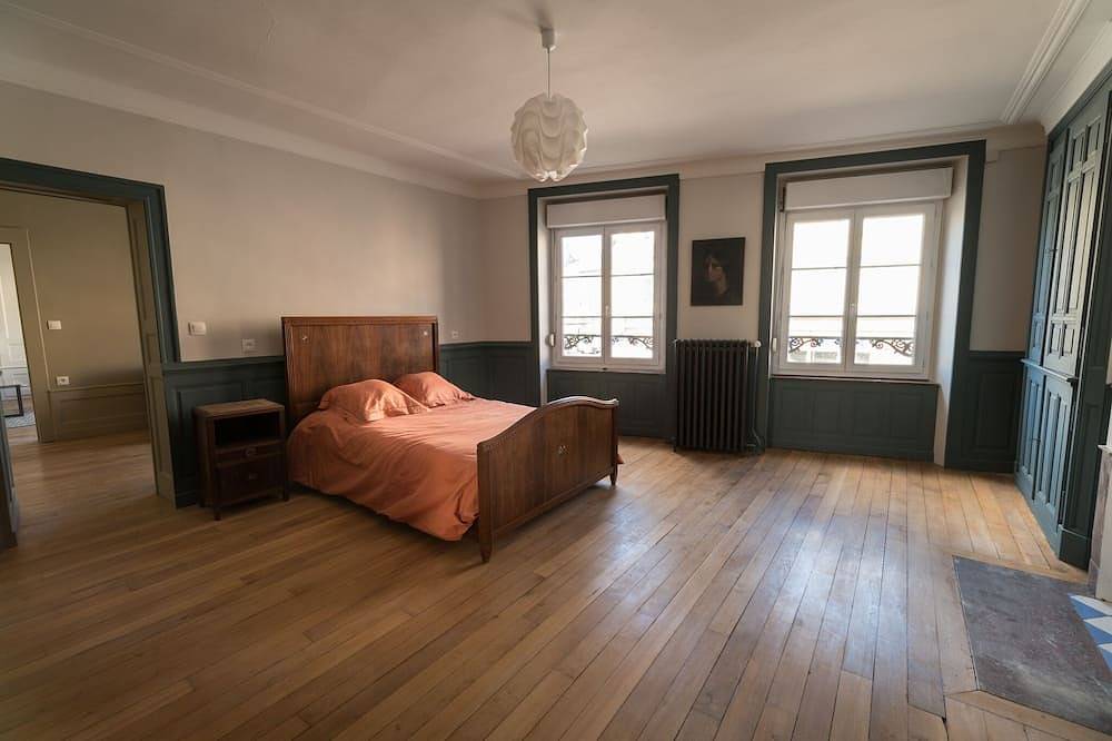 Appartement entier, Spacieux appartement de caractère au centre de Mirecourt in Mirecourt, Neufchâteau