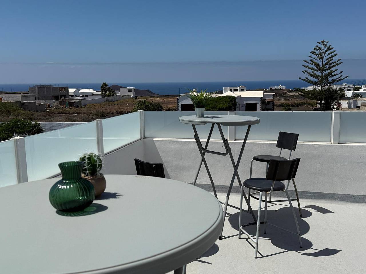 Apartamento vacacional entero, Habitación La Gomera con baño privado externo in Tinajo, Parque Nacional de Timanfaya
