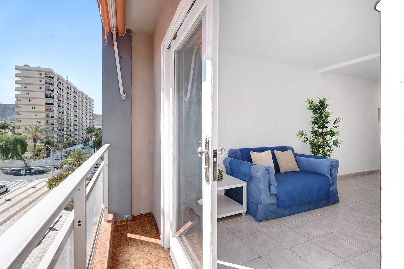 Entire apartment, Vacation Home 'Bonito Apartamento Cristian Playa' with Balcony & Wi-Fi in Los Cristianos, Arona