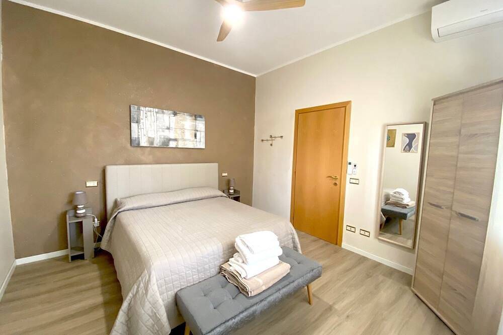 Villa Magnolia Garda Exklusive Villa am See mit Park, Steg, Pool. in Maderno, Toscolano-Maderno