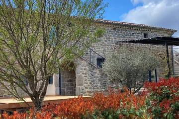 Location de vacances pour 18 personnes, avec terrasse et jardin à Chambonas