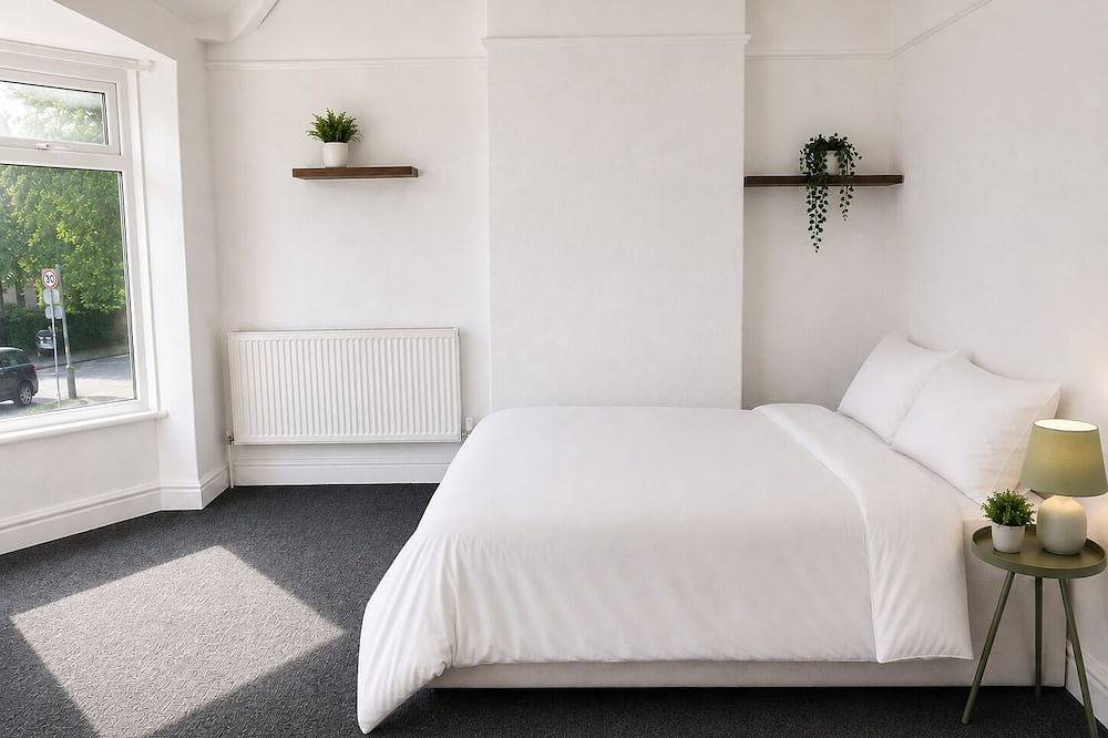 Spacious 4-Bedroom Home | Perfect for Business & Leisure Stays in Stockport, Greater Manchester