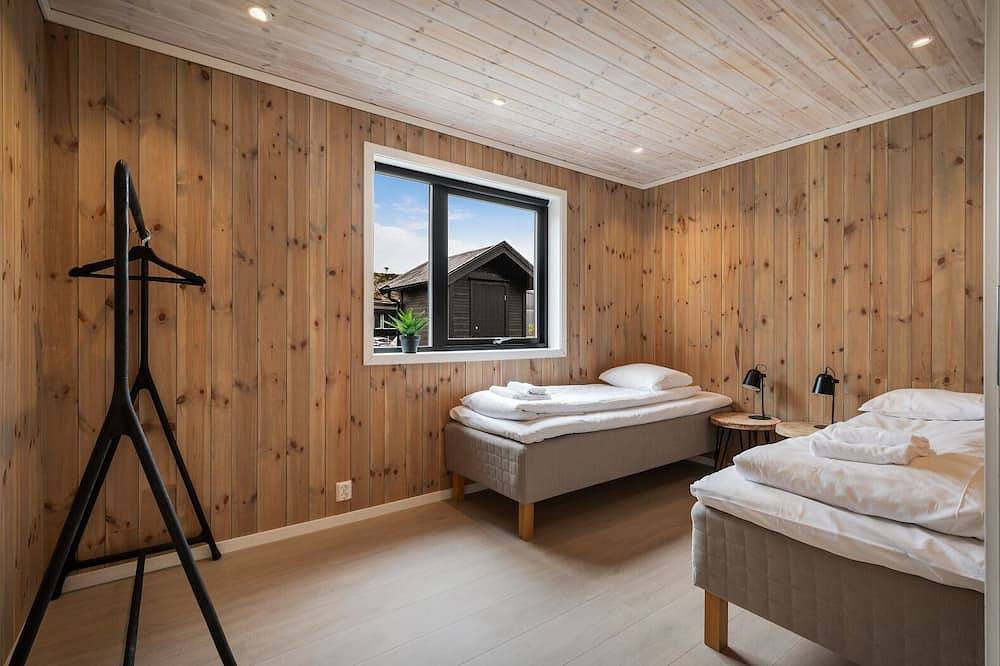Feriehus Med Massasjebad Og Utendørs Badstu/sauna in Sund