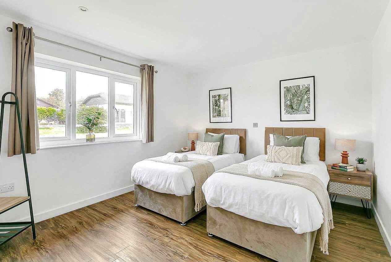 Modern 2 Bed Sidmouth Holiday Chalet w Terrace in Branscombe, Jurassic Coast