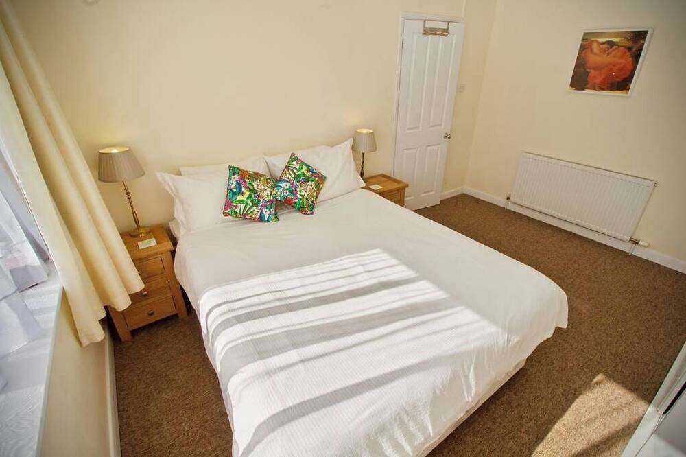Ringswell Gardens Room 2 Kingsize in Bath, Bath & North East Somerset