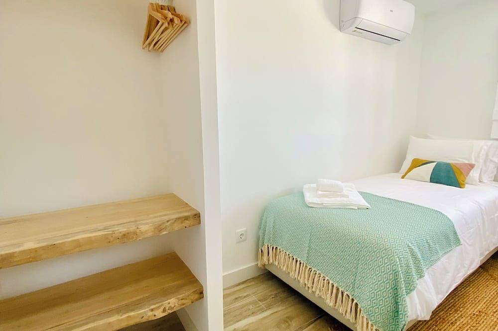 Wake up to a sea view on this Alentejo hill, a 10-minute walk from the beach. in Porto Covo, Costa Alentejana