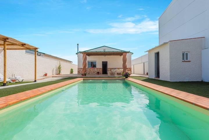 Casa rural para 16 personas, con jardín en Lantejuela