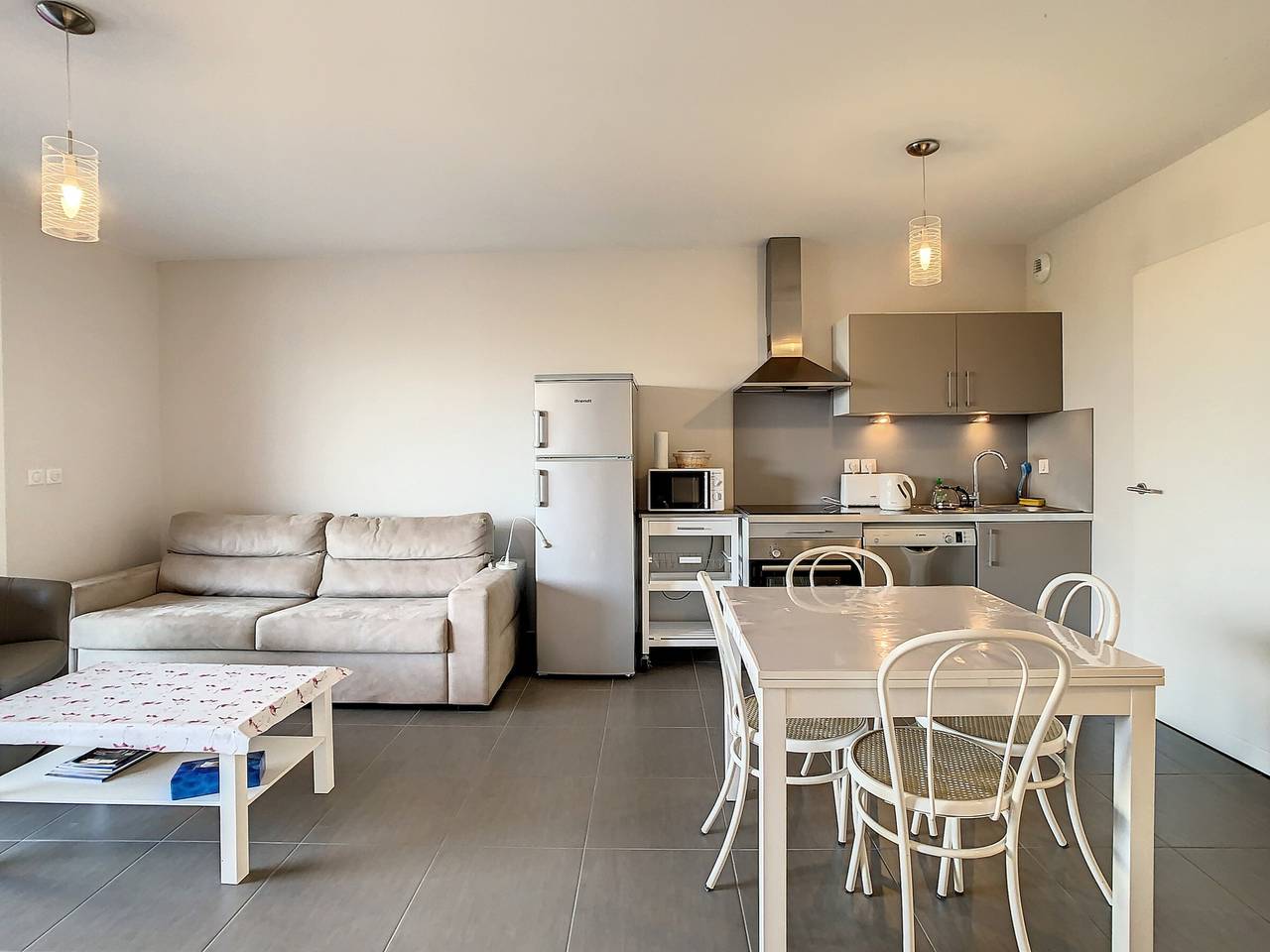 Ganze Wohnung, F2-Wohnung mit Terrasse, Gemeinschaftspool, Strandnah in Palavas-les-Flots, Côte d'Améthyste