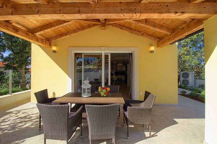 Villa for 8 people with garden in Mugeba, Porec region