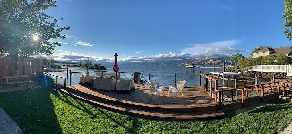 The Lake Cottage on Soda Bay-Pet Friendly, Private Deck, Dock & Kayaks in California North Coast