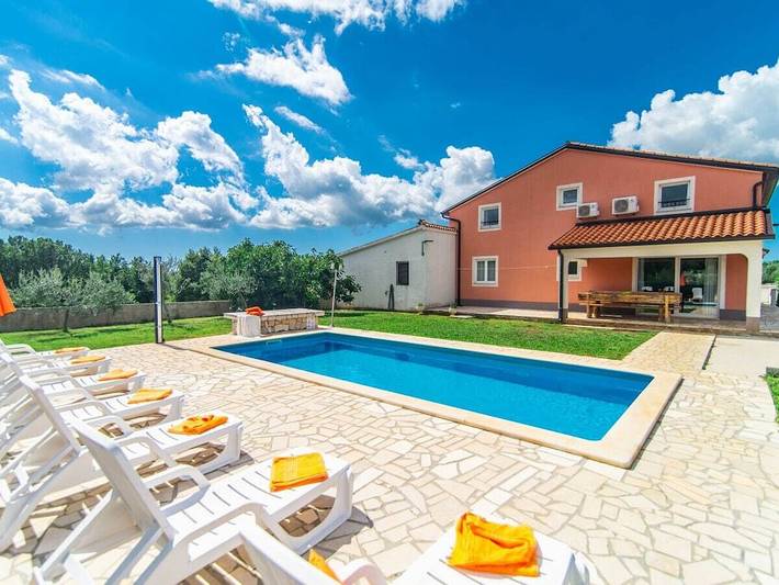 Ferienhaus für 12 Personen, mit Terrasse und Garten sowie Pool in Vošteni