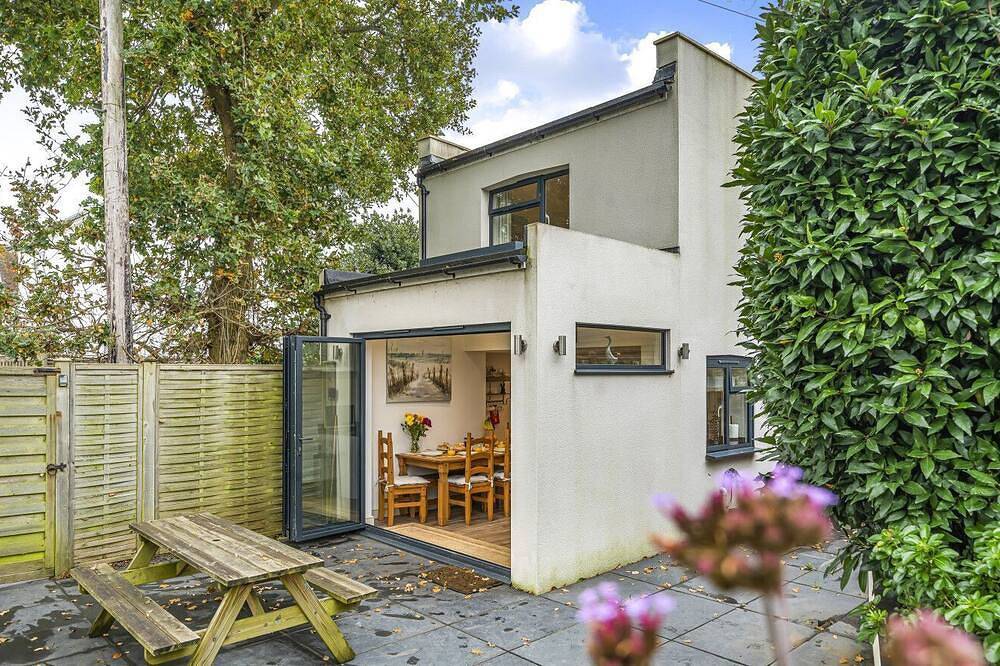 West Wittering Rosemary Cottage – Sleeps 5, Nr Beach, Parking & Family Friendly in West Wittering Beach, West Wittering