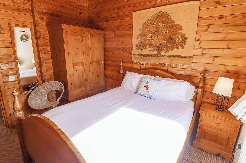 Jemima Lodge, pet friendly, with hot tub in Tattershall in Tattershall, Lincolnshire