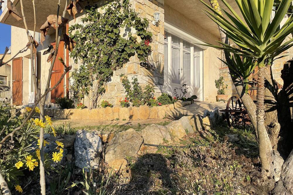 Appartement entier, Appartement Cote d'azur entre Nice et cannes avec accès piscine privée in La Gaude, Côte méditerranéenne (France)