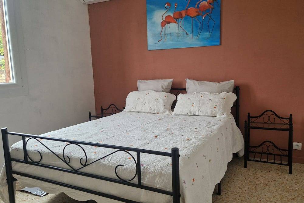 Just 10 minutes from Avignon! Country house in a haven of peace. in Sauveterre, Nimes region