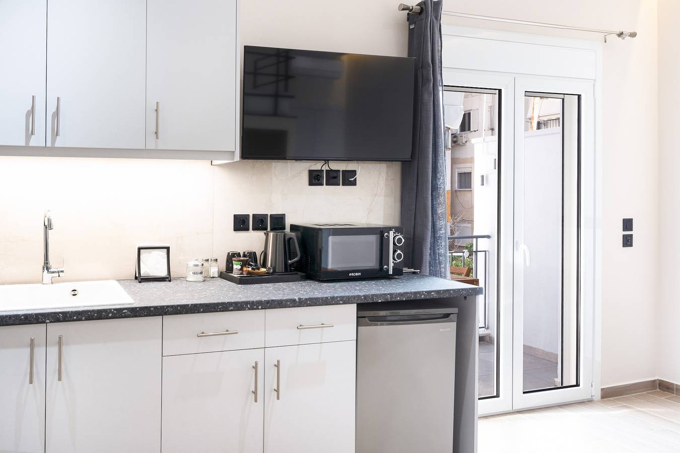 Entire apartment, Apartment "Kazi Home 5" with Balcony & Wi-Fi in Central Section of Athens, Athens