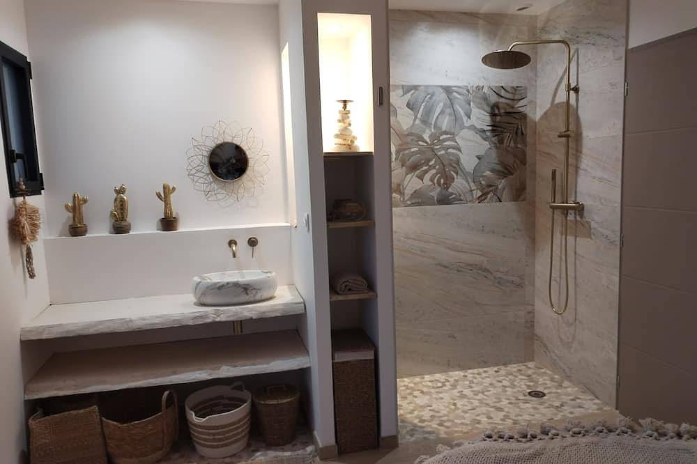 Air-conditioned villa, heated pool, vineyard view, calm setting in Pont-Saint-Esprit, Nimes region