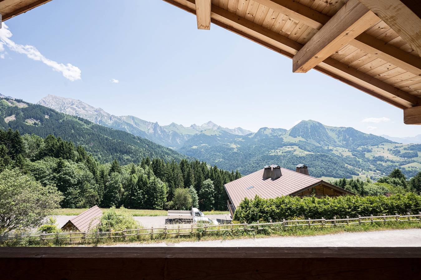 Chalet 'Bernard' con vista sulle montagne, terrazza privata e Wi-Fi in Manigod, Annecy e dintorni