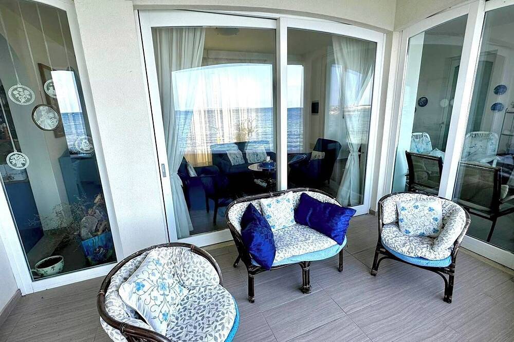 Casa Fronte Mare Unica: Mare a 5 Metri con Accesso Diretto e 6 Posti Letto in Marzamemi, Pachino