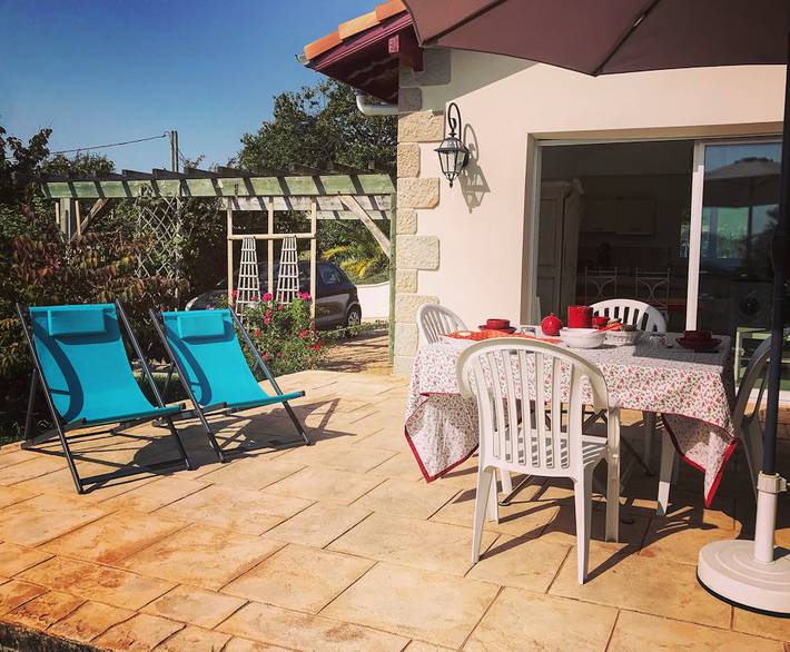 Gîte pour 4 personnes, avec terrasse ainsi que piscine et jardin à Halsou - 3