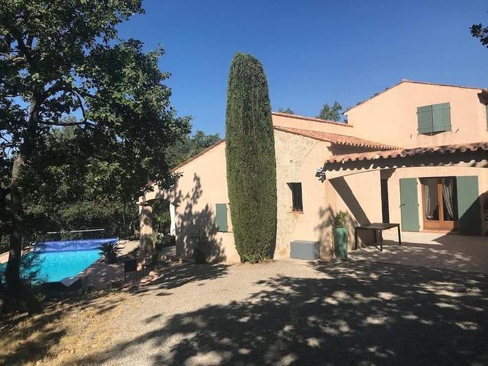 Location de vacances pour 6 personnes, avec jardin ainsi que piscine et vue à Mons (Var)
