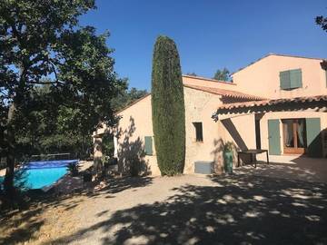 Location de vacances pour 6 personnes, avec piscine ainsi que vue et jardin à Mons (Var)
