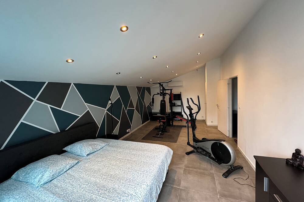 Spacious villa with pool in Entraigues-sur-la-Sorgue, Vaucluse