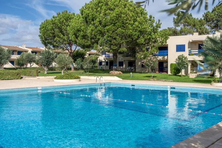 Entire apartment, Apartment 'The Triple House' with Shared Pool, Private Terrace and Wi-Fi in Portimão, Faro District