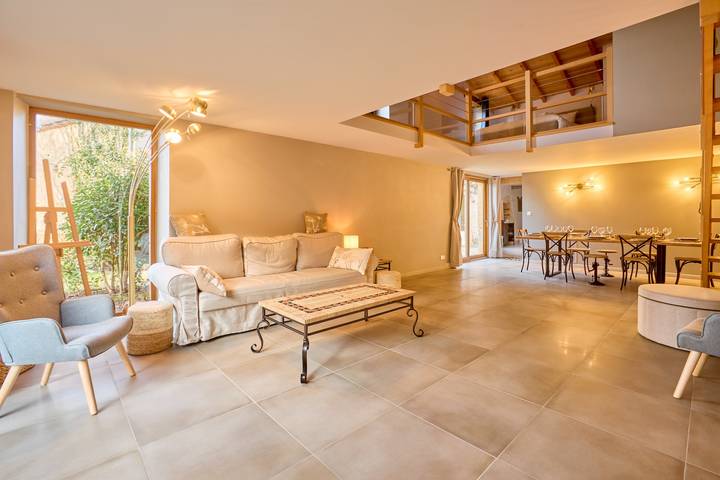 Location de vacances pour 8 personnes, avec terrasse ainsi que jardin et piscine à Eynesse
