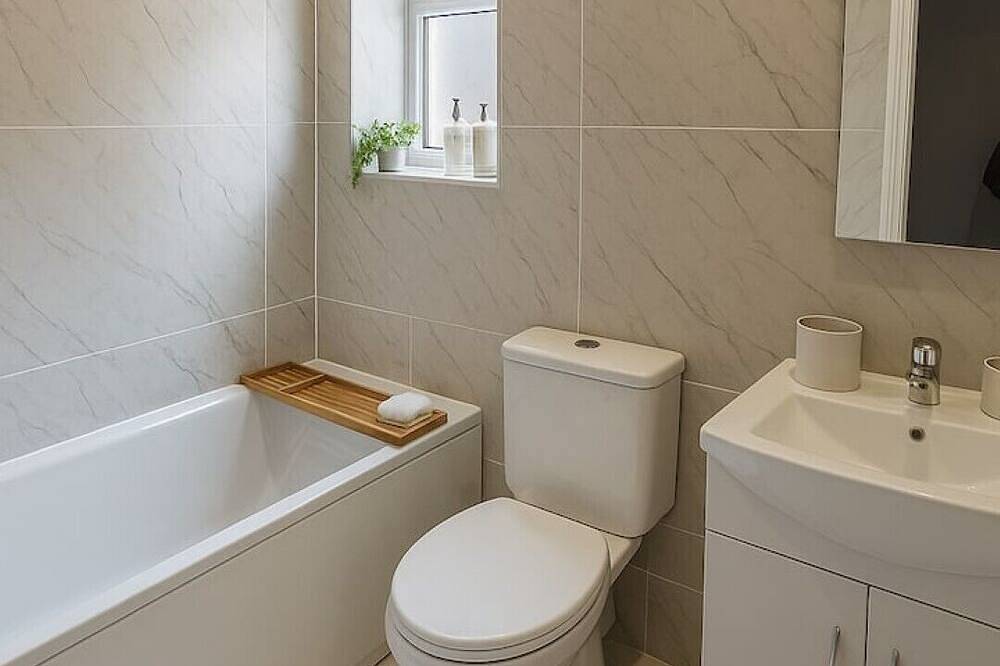 Modern 6-Person Home | Ideal for Contractors & Families + Free Parking in Northampton, Northamptonshire