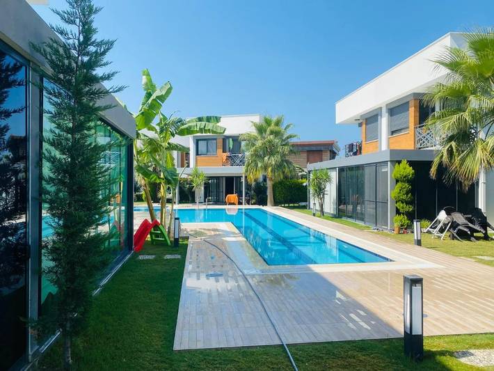 Villa pour 6 personnes, avec piscine et bassin pour enfant ainsi que vue et jardin à Kusadasi