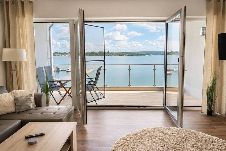 Ganze Wohnung, Große Ferienwohnung 60 m² mit 2 Balkonen, Seeblick, direkt am Wasser & Bootssteg in Neukieritzsch, Hainer See