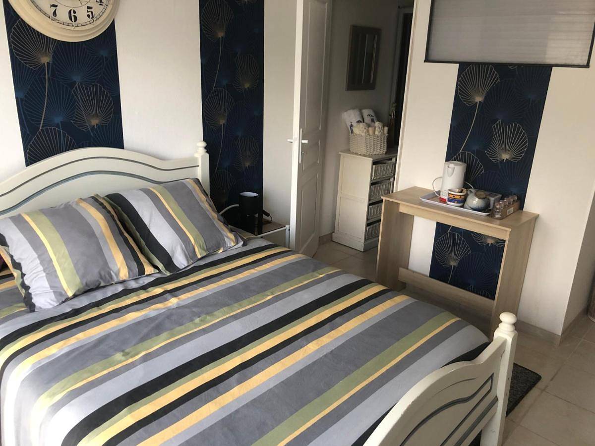 Double Room with Private Bathroom in Camiers, Région de Montreuil