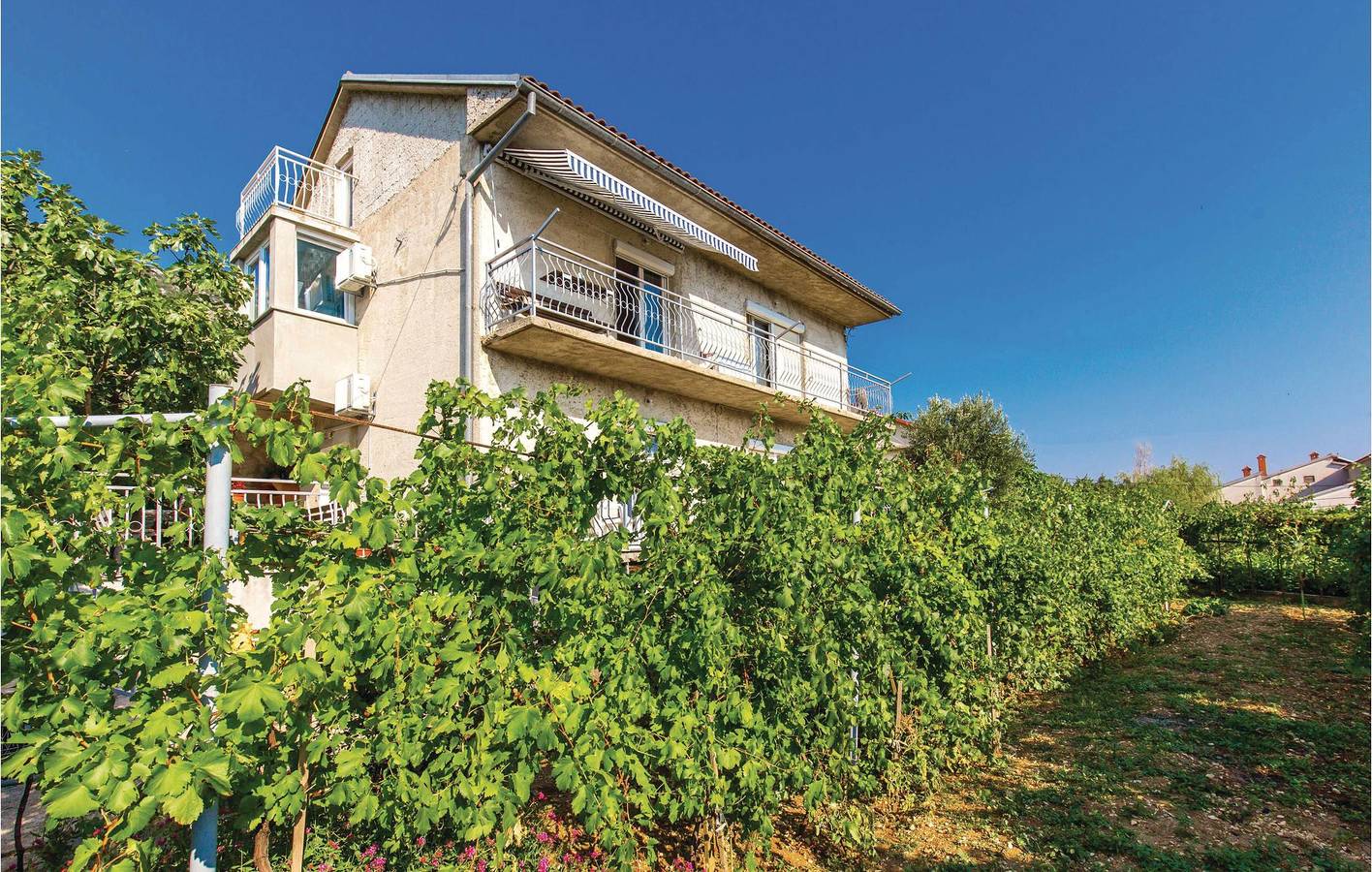 Ganze Ferienwohnung, Gemütliche 1-Zimmer-Wohnung mit Terrasse, WLAN und Parkplatz in Bribir in Bribir, Primorje-Gorski Kotar