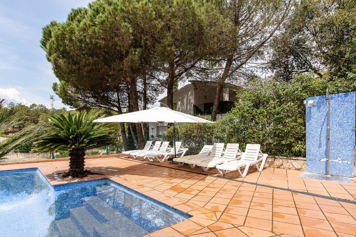 Casa de vacaciones 'Villa Yulia' con piscina privada, terraza privada y Wi-Fi in Aiguaviva Parc, Vidreras
