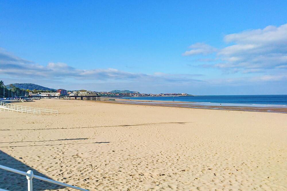 Ocean View Apartment, family friendly in Colwyn Bay in Rhos on Sea, Conwy region