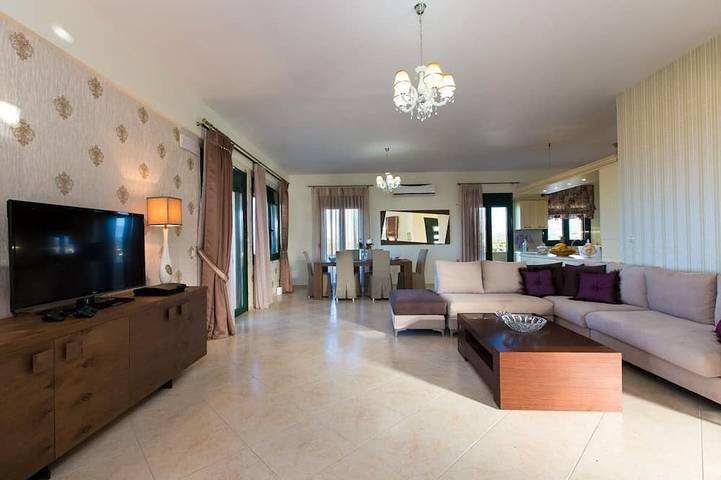 Villa Diamantis! Vue imprenable sur la mer, piscine privée 40m2, 1 km de la plage et des commerces in Région de Réthymnon