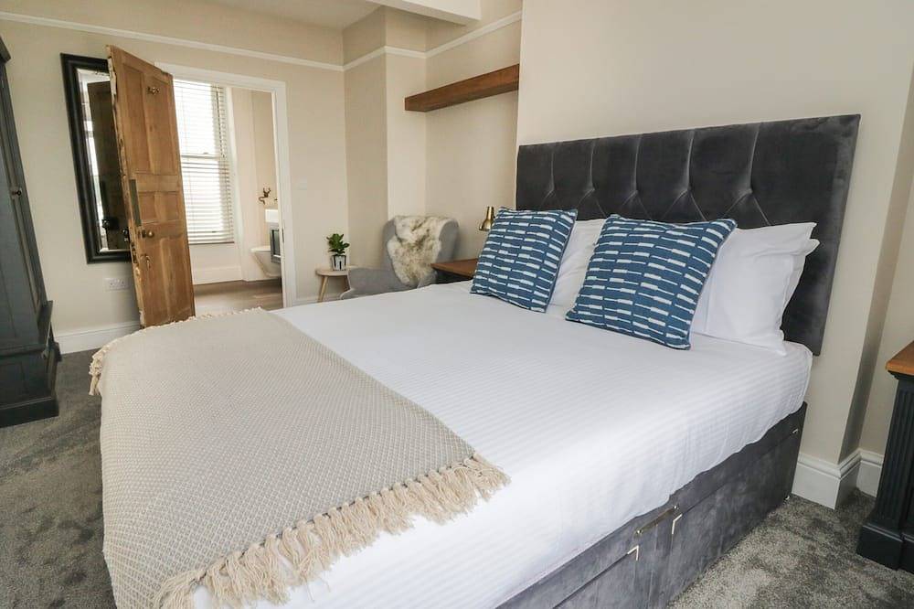 Through The Porthole, pet friendly, with a garden in Falmouth in Falmouth (Cornwall), Cornwall