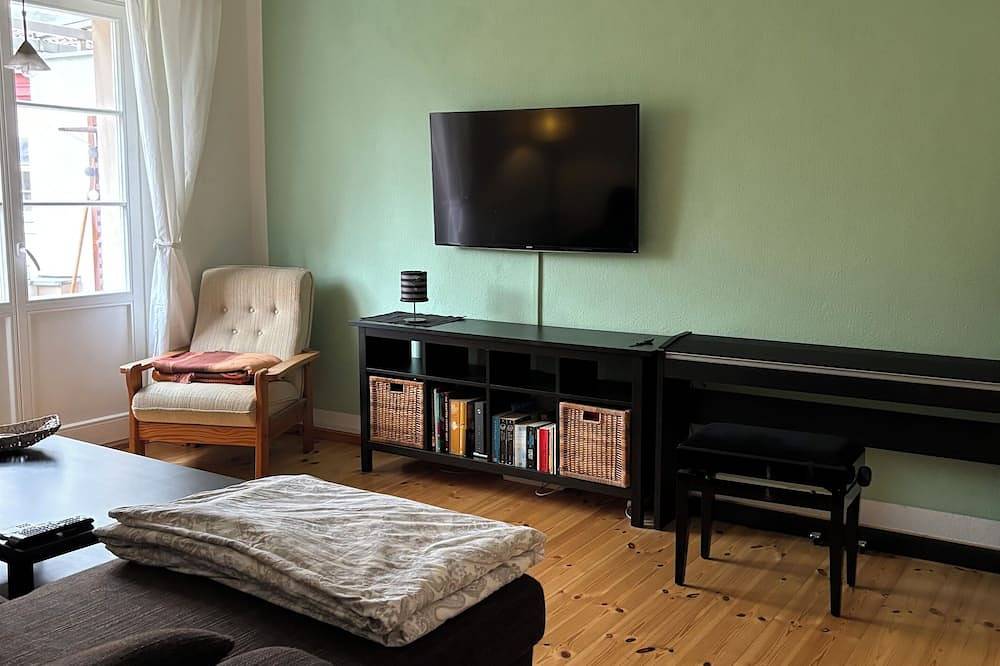 Ganze Wohnung, Delightful well equipped 2 room Apartment with private balcony in Berlin in Reinickendorf, Berlin