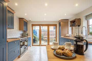 Log Cabin for 8 People in Ilmington, The Cotswolds, Photo 2